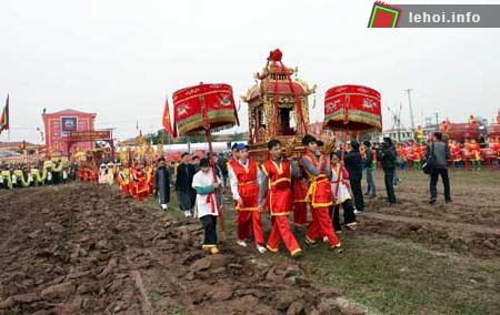 Rước linh vị của vua Lê Đại Hành từ chùa Đọi xuống khu làm lễ Tịch điền.