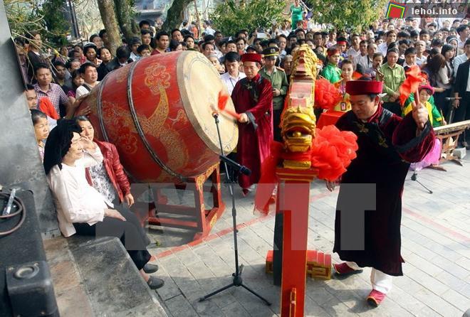 Đánh trống khai mạc lễ hội Đền Mẫu Âu Cơ 2013 tại Phú Thọ