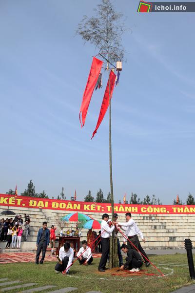 Người dân hoàn thành những công đoạn cuối cùng trong việc dựng nêu