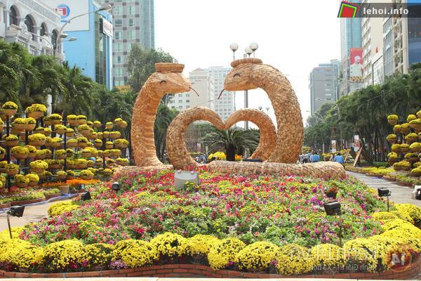 Đường hoa Nguyễn Huệ 2013 với chủ đề “Trái tim Việt Nam”