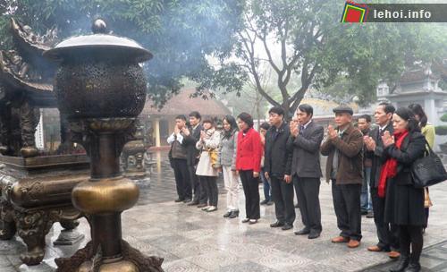 Thứ trưởng Bộ Văn hóa, Thể thao và Du lịch và đoàn công tác của Bộ dâng hương tại Đền Đô (phường Đình Bảng, thị xã Từ Sơn).