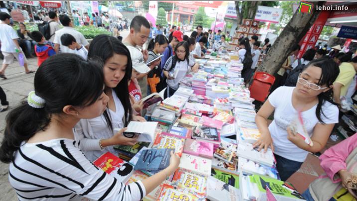 Lễ hội đường sách 2013 thu hút đông đảo bạn đọc