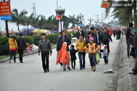 Người dân đang nô nức kéo về Lễ khai ấn đền Trần