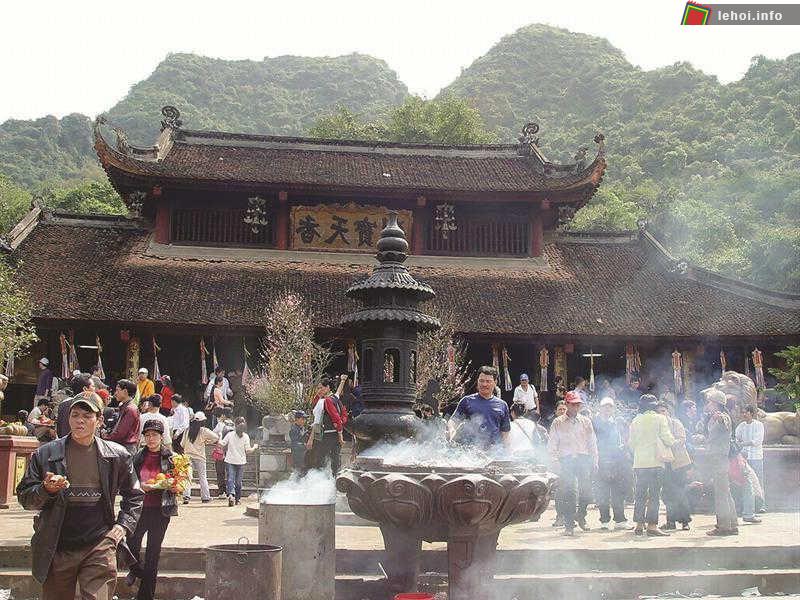Du khách nô nức trẩy hội Chùa Hương