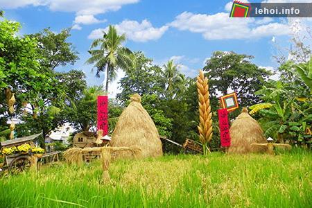Tiểu cảnh tái hiện một số cảnh sinh hoạt đồng áng của người nông dân một nắng hai sương làm ra hạt lúa với cảnh đồng lúa, nương khoai...