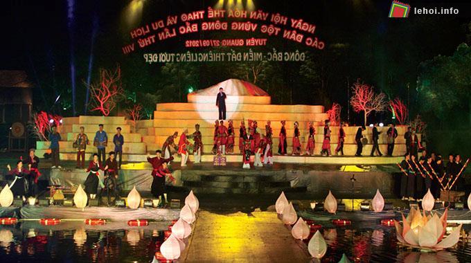 Màn biểu diễn nghệ thuật có chủ đề “Đông Bắc- miền đất thiêng liêng tươi đẹp”.