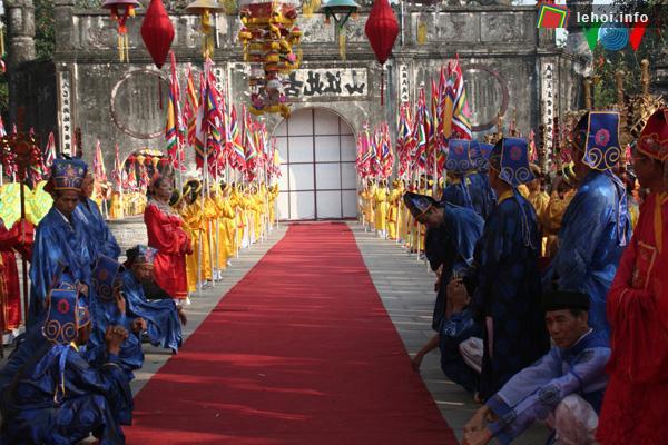 Nghênh đón du khách dâng hương tưởng niệm Đức Thánh Trần