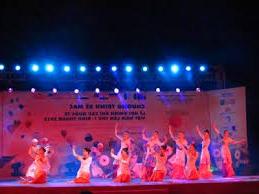 Biểu diễn văn nghệ tại lễ bế mạc Lễ hội Khinh khí cầu Quốc tế lần thứ I