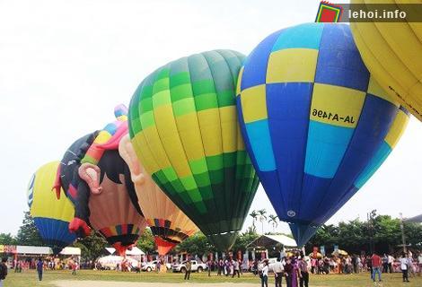 Sắc màu ấn tượng lễ khai mạc lễ hội khinh khí cầu Quốc tế lần thứ 1
