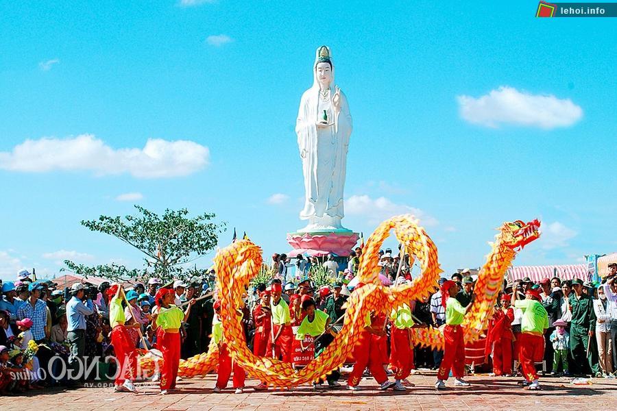 Múa lân sư rồng tại lễ hội Quán Âm Nam Hải