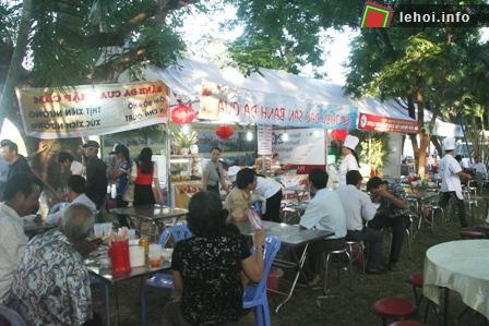 Du khách đến liên hoan ẩm thực rất đông trong ngày đầu khai mạc