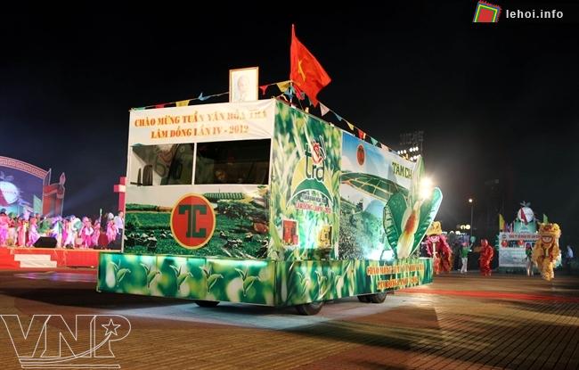 Đoàn xe hoa diễu hành trên đường phố chào mừng Tuần văn hóa Trà Lâm Đồng 2012.
