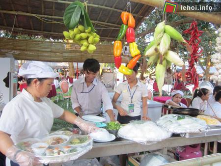 Các đầu bếp trổ tài nấu nướng