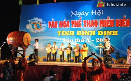 Đánh trống khai mạc ngày hội