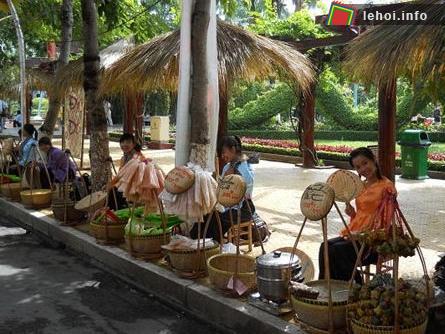 Các gian hàng đậm chất Phương Nam