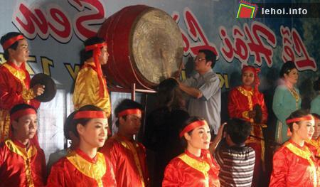 Ông Phan Đình Trạc - Bí thư tỉnh ủy Nghệ An đánh trống khai mai Lễ hội Làng Sen 2012