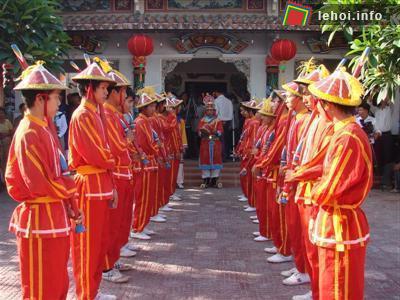 Học trò lễ xếp hàng trước điện thờ