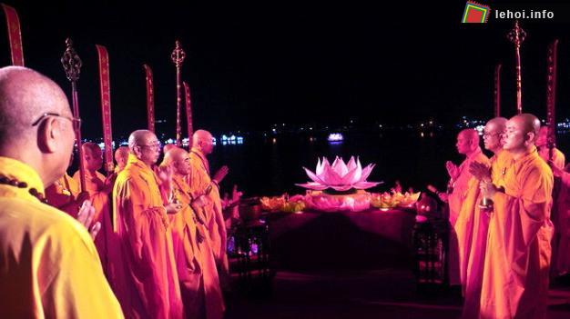 Nghi lễ cầu cho quốc thái dân an, thế giới hòa bình, chúng sanh an lạc mở đầu cho chánh lễ Hoa đăng