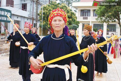 Trong Carnaval Hạ Long 2012, du khách sẽ đắm chìm trong màn múa và hát Then của những bà Then người Tày