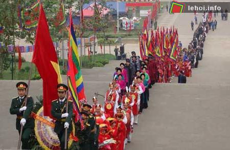 Dâng hương dâng hoa tại đỉnh núi Nghĩa Lĩnh