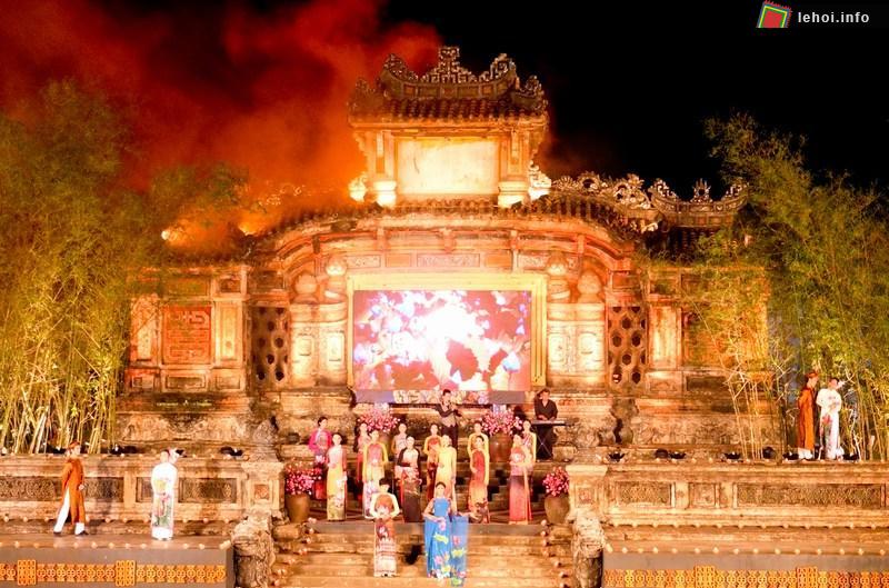 Lễ hội áo dài: “Hoa sen trong hội họa”