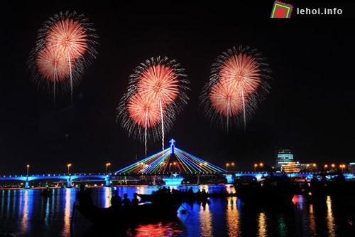 Trình diễn pháo hoa tại lễ hội Pháo hoa Đà Nẵng