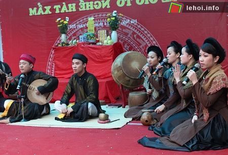 Nghệ nhân Đình Cương đến từ Thái Bình dâng lên một bản quan thờ
