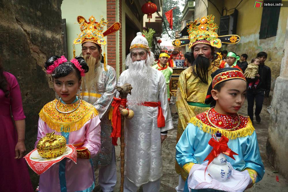 Đoàn rước của hội làng Thổ Hà gồm 3 ông Phúc Lộc Thọ, Ngọc Nữ mang trái đào, Tiểu Đồng mang rượu làng Vân độc đáo.