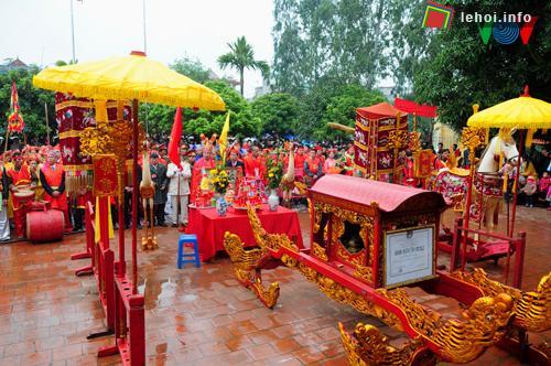 Đoàn rước trong lễ hội chém lợn Ném Thượng