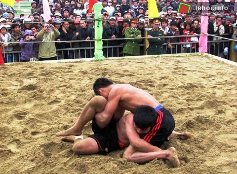 Rộn ràng khai hội vật làng Sình