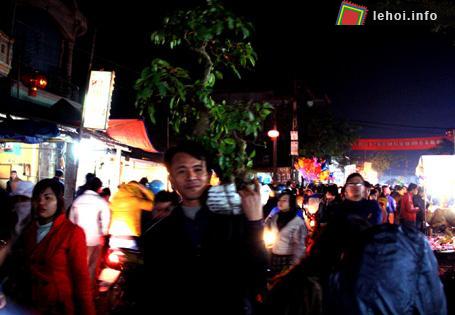 Nhiều người đội mưa gió đi chợ Viềng đầu xuân