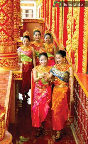 Những người phụ nữ Chăm trong trang phục truyền thống