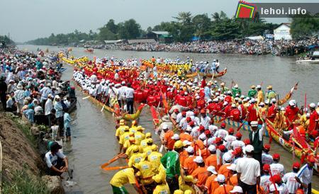 Giải đua ghe ngo năm 2011 quy tụ 50 đội