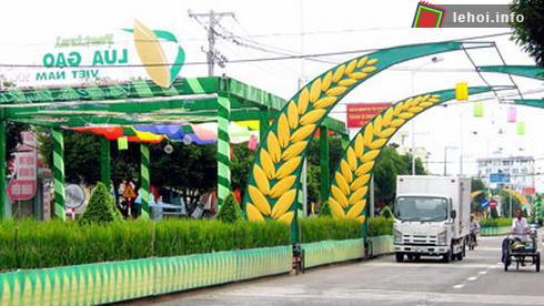 “Con đường lúa gạo” trên đường Hùng Vương, TP Sóc Trăng.