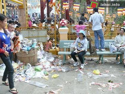 Rác thải bừa bãi sau tan hội