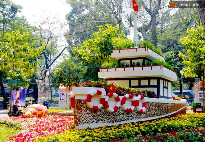 Con tàu xinh đẹp được kết từ hoa