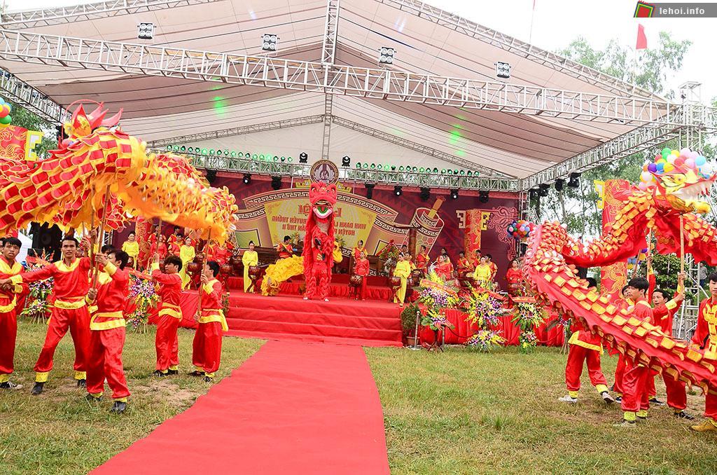 Biểu diễn múa rồng tại lễ khai mạc