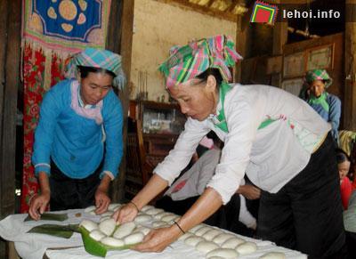 Xếp bánh mời khách.