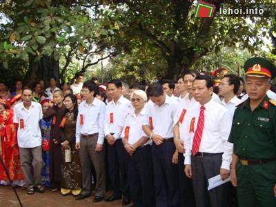 Đại biểu dự lễ dâng hương trong lễ kỷ niệm 711 năm ngày mất Trần Hưng Đạo.