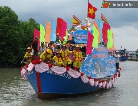 Đoàn thuyền rồng rước ông Thủy tướng trong lễ hội nghinh Ông ở Cần Giờ
