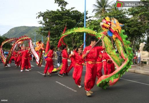 Biểu diễn múa rồng tại lễ hội