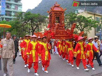 Rước kiệu tại hội Gióng
