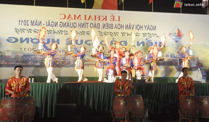 Tiết mục tái hiện đội hùng binh Hoàng Sa trong lễ khai mạc Ngày hội văn hoá biển, đảo.