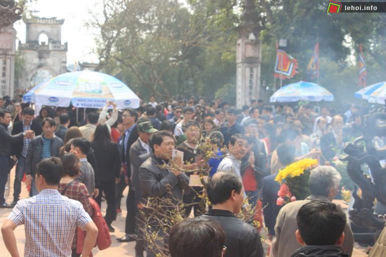 Du khách đến thắp hương tại đền Trần