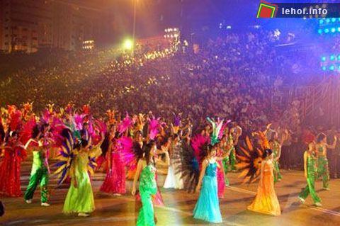 Carnaval Hạ Long mỗi năm thu hút hàng vạn lượt khách