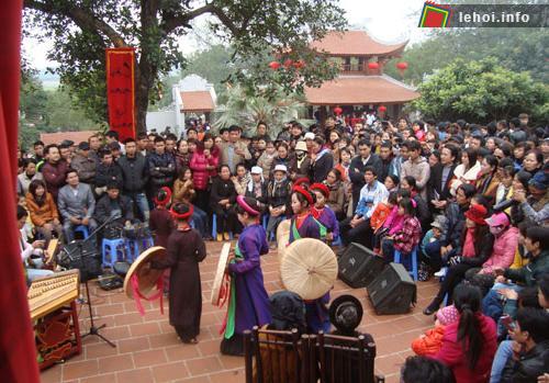 Biểu diễn hát Quan họ tại Hội Lim Nắc Ninh