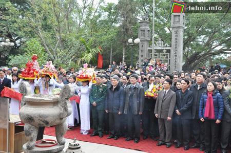 Lễ dâng hương tưởng niệm 739 năm ngày tướng quân Phạm Ngũ Lão ra quân trong ngày khai hội đền Phù Ủng