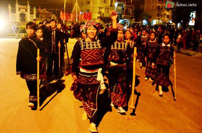 Tham dự lễ diễu hành có đông đảo các nghệ nhân, diễn viên và người dân địa phương cùng khách du lịch đến thăm Sapa