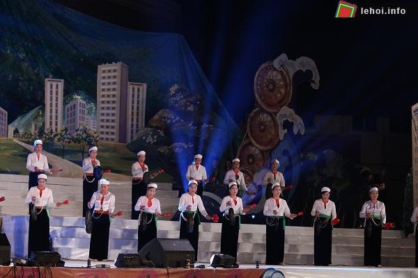 Các cô gái người dân tộc biểu diễn trong lễ khai mạc