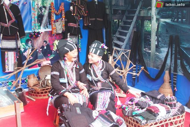 Gian hàng của Lai Châu đậm chất văn hóa dân tộc Lự